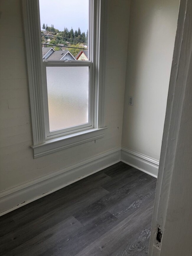 Building Photo - Stately Beauty with 3BR 1.5BA