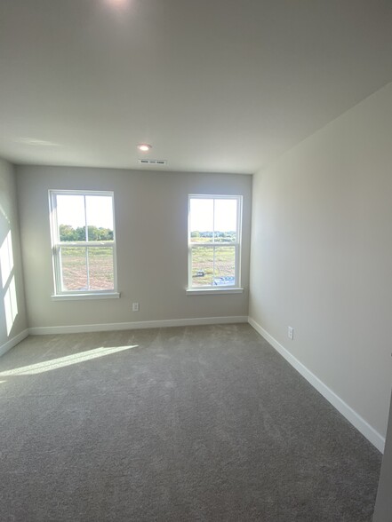 Building Photo - 1343 Crescent Ridge Dr