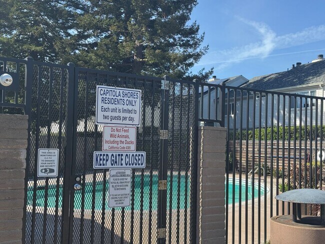 Building Photo - 2 Bedroom, 1 Bath in desirable neighborhood, Capitola