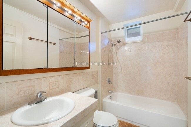 Building Photo - Quaint 3BD/1BA Home Near Mt. Tabor