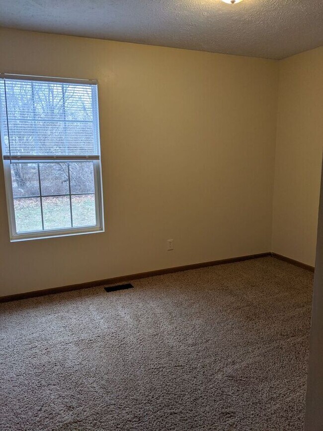 Building Photo - 3 BR, 2 BA home on the northside near shopping