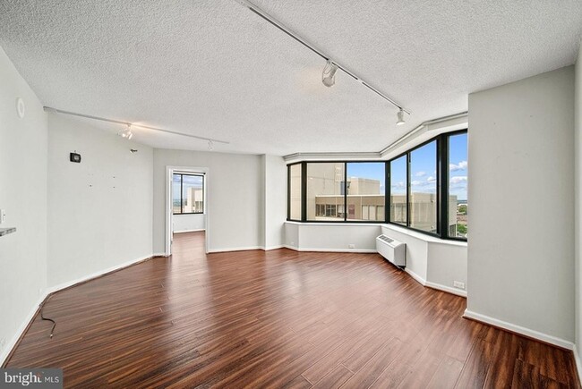 Building Photo - Beautifully renovated contemporary condo