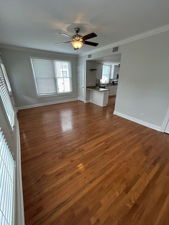 Building Photo - Beautiful 3 Bedroom/2 Bath with off street...
