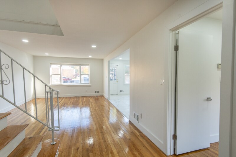 Building Photo - 505 Adams Ln