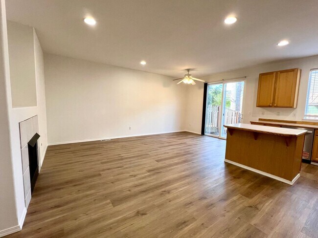 Building Photo - Spacious, Updated Townhome in Prime Beaverton Location!