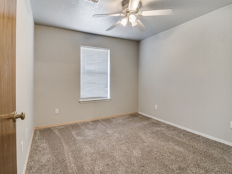 Bedroom 3 looks into the backyard and has a spacious closet - 1821 Overland Trail