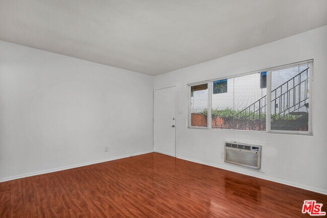 Building Photo - 1648 Edgecliffe Dr