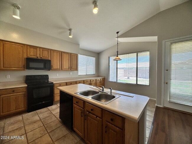 Building Photo - 1795 W Canary Way