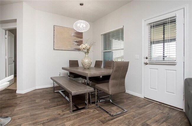 Building Photo - 810 Comal Run