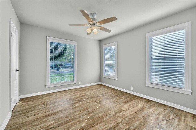 Building Photo - 810 N Throckmorton St