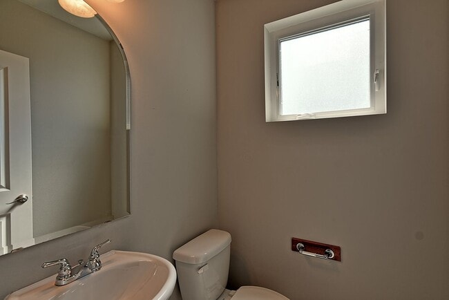 Building Photo - Spacious Townhome Near Silver Lake - Move ...