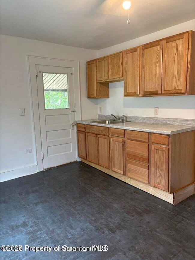 Building Photo - 1017 Main St