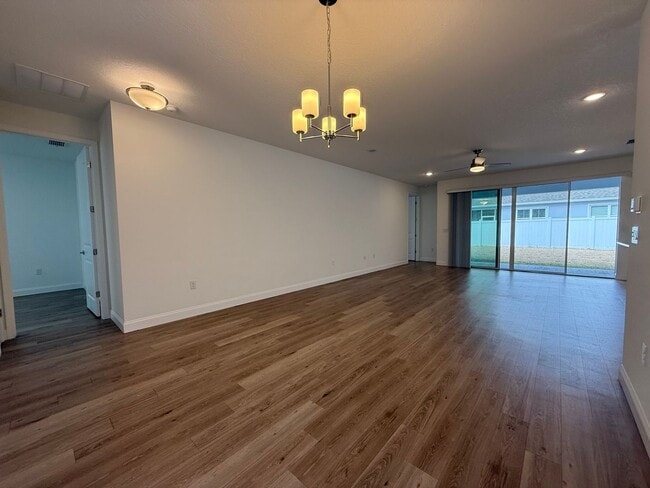 Building Photo - Beautiful 4 bedroom 2 bathroom home