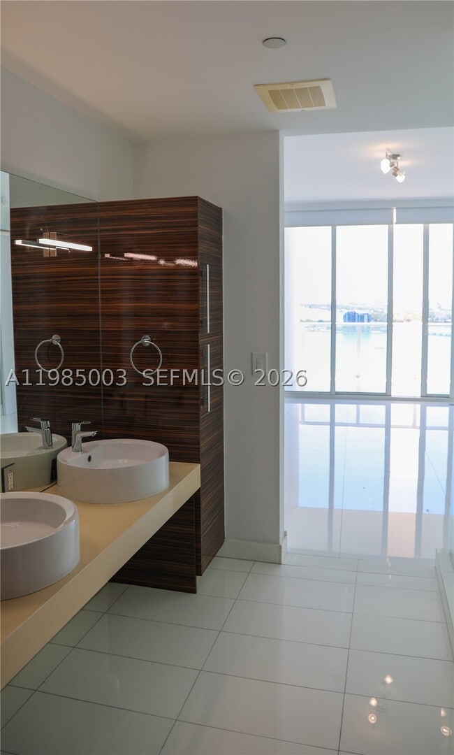 Building Photo - 2020 N Bayshore Dr