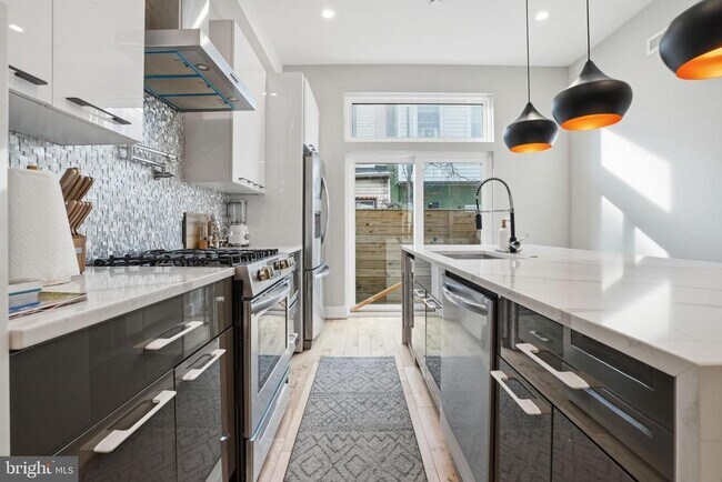 Building Photo - 1514 S Bambrey St