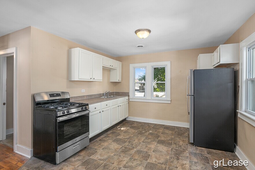 Building Photo - 618 Veto St NW