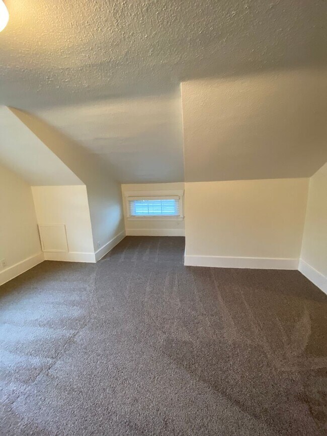 Building Photo - 15721 Main St E