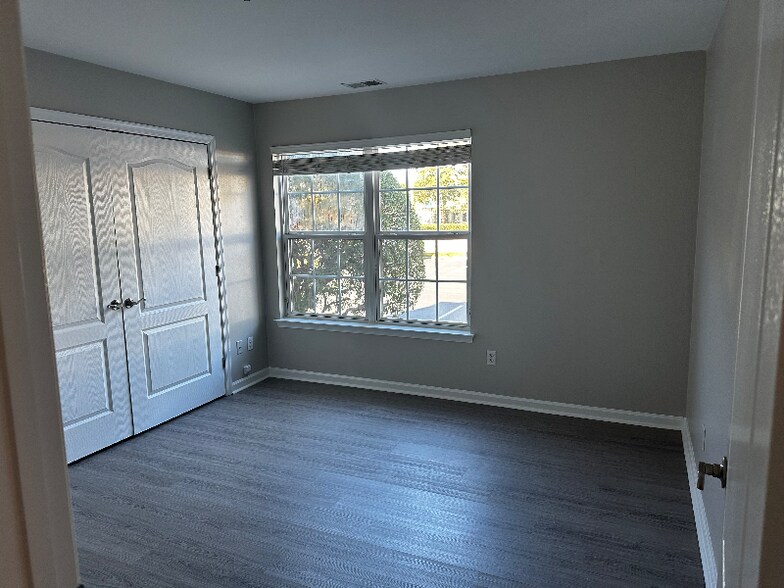 Building Photo - 2229 Lesner Crescent