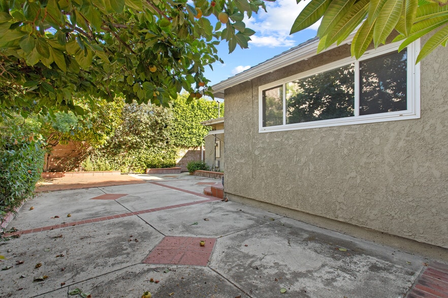 Building Photo - 11953 Collins St