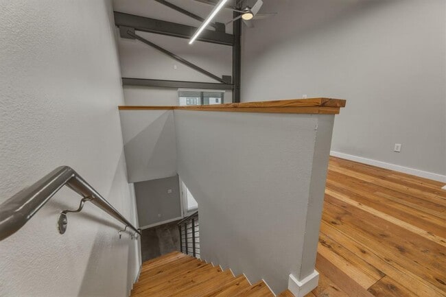 Building Photo - 1305 E 6th St