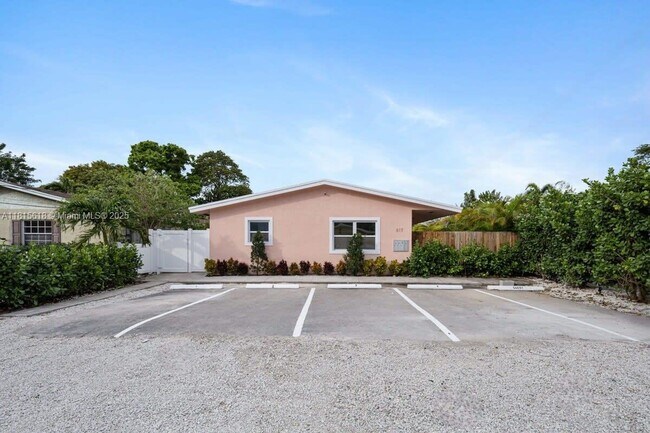 Building Photo - 817 Tequesta St
