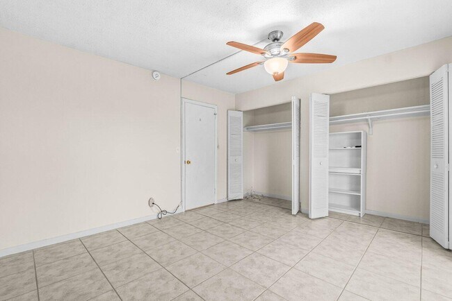Building Photo - 52 Kingswood E