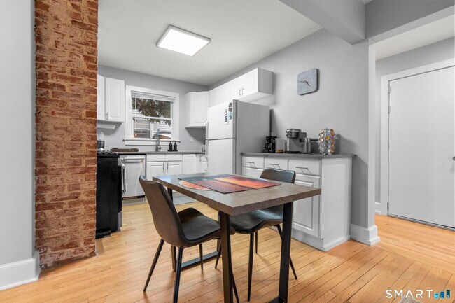 Building Photo - 7 Willowbrook Pl