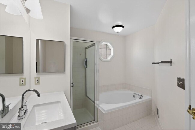 Building Photo - 5828 Ruxton Dr