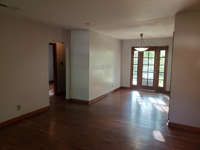 Building Photo - Nice 2 bedroom very near College Hill park