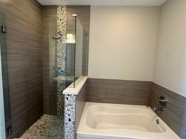 Building Photo - 313 NE 2nd St