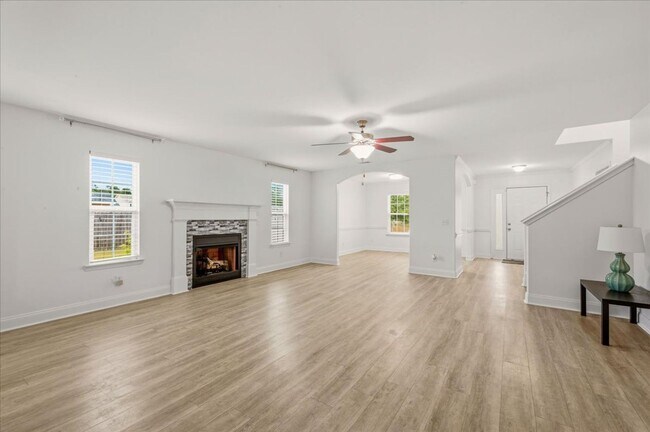 Building Photo - Spacious 5-Bedroom Home with Screened Patio & Private Fenced Yard in Guyton