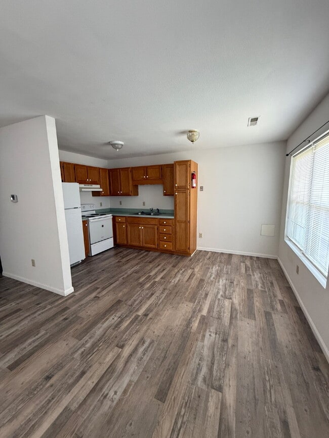 Building Photo - Ground Level 1 Bedroom Apartment in Salem!