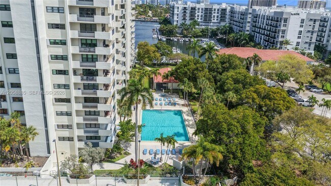 Building Photo - 3200 Port Royale Dr N
