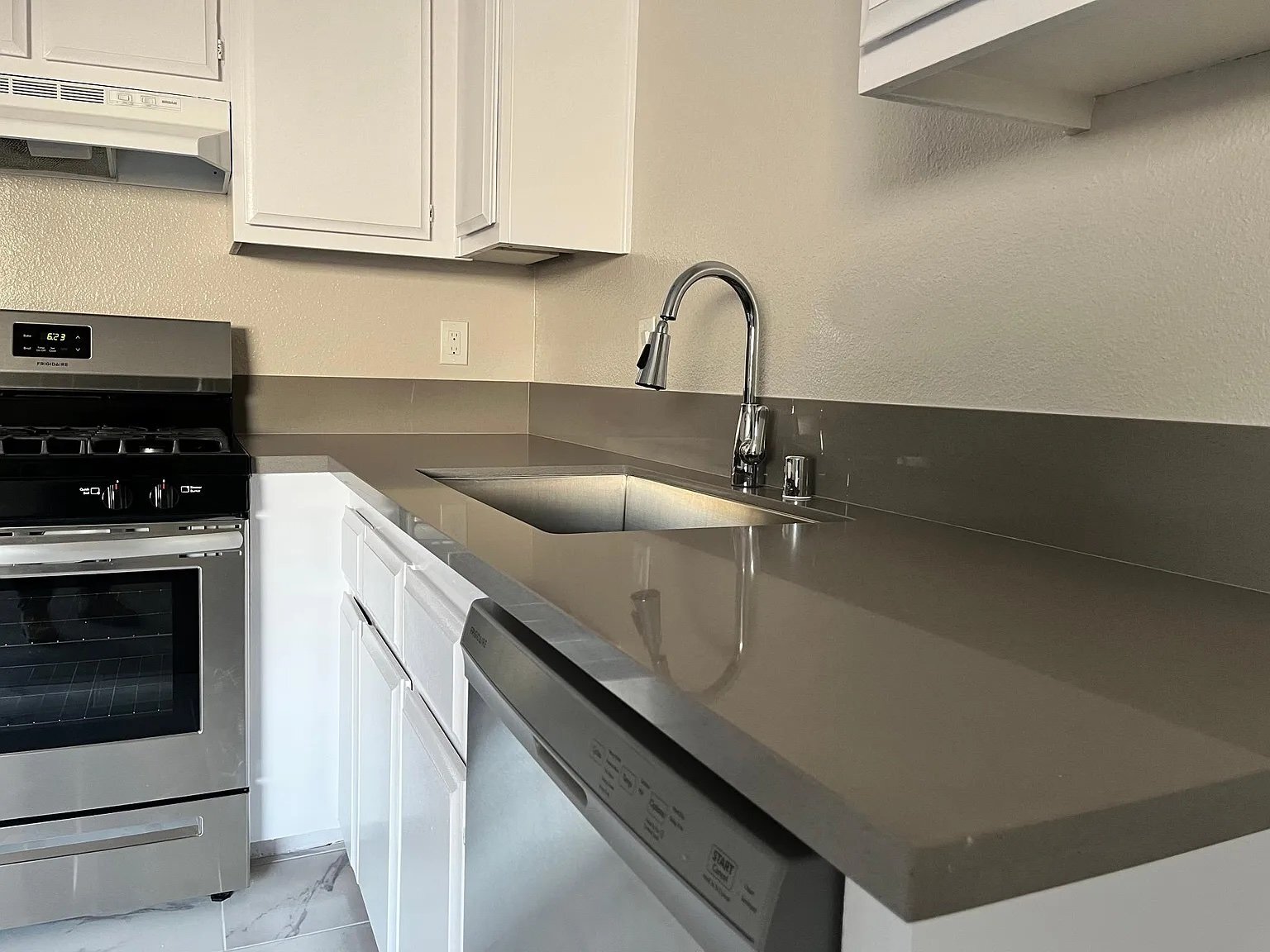 Building Photo - 544 E Tujunga Ave