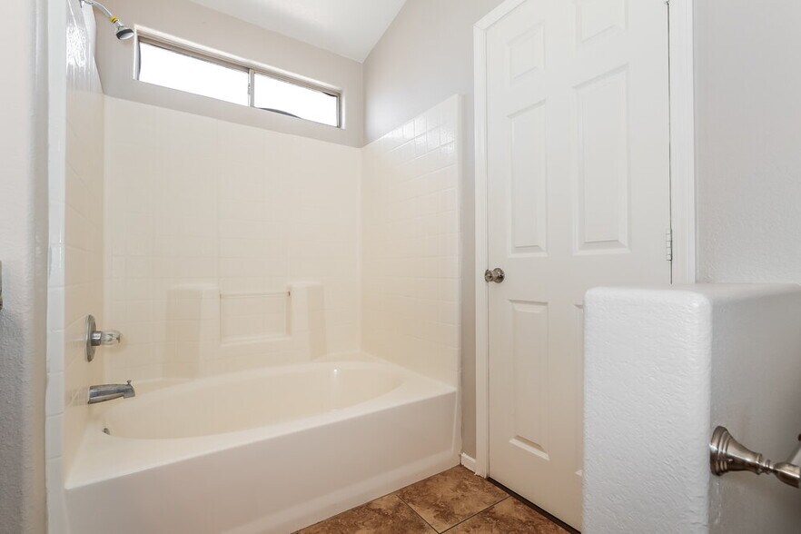 Building Photo - 5936 Crestmont Dr