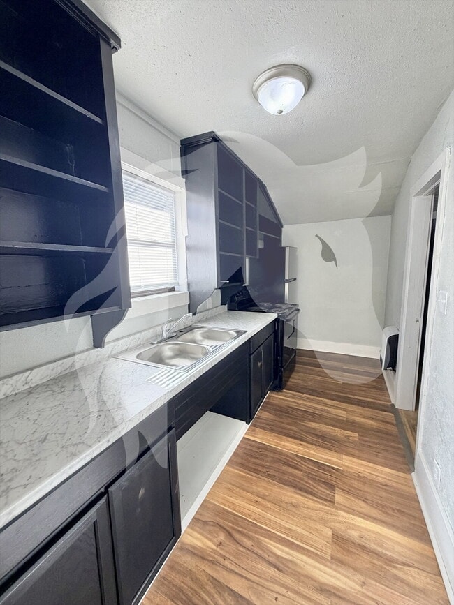 Building Photo - 332 S Pine St