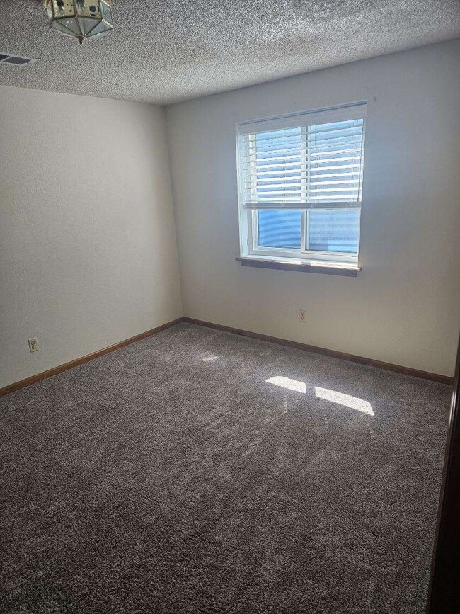 Building Photo - 250 Cypress Ln