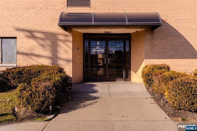 Building Photo - 5 Linden St