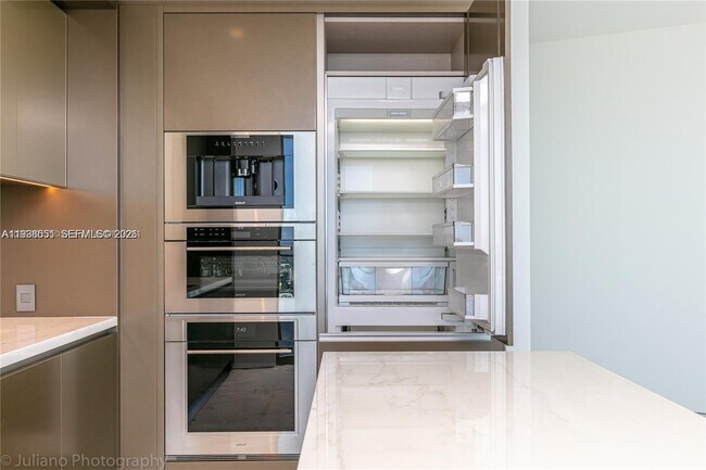 Building Photo - 18975 Collins Ave