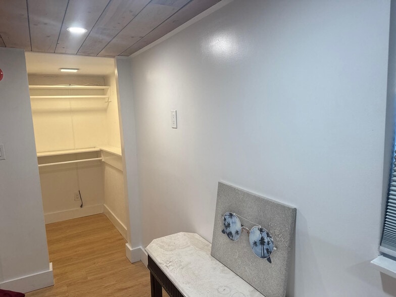 Building Photo - 605 NE 27th St