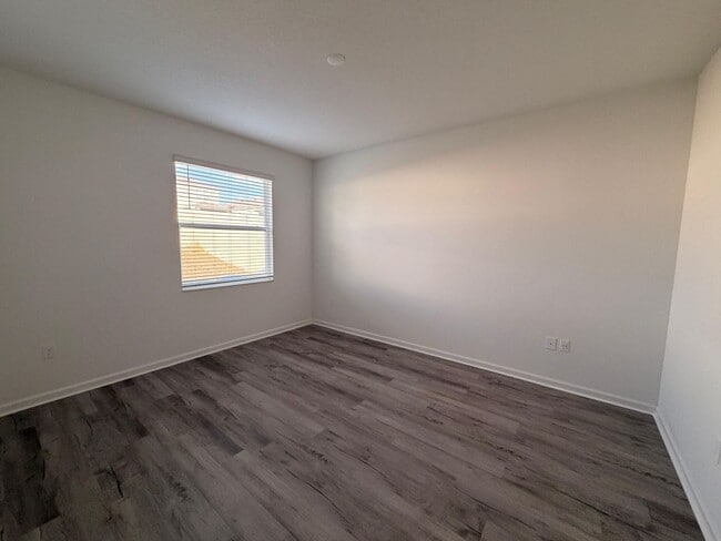 Building Photo - Rare find In-Law suite Home! Single family house with Separate entry and kitchen, laundry set!