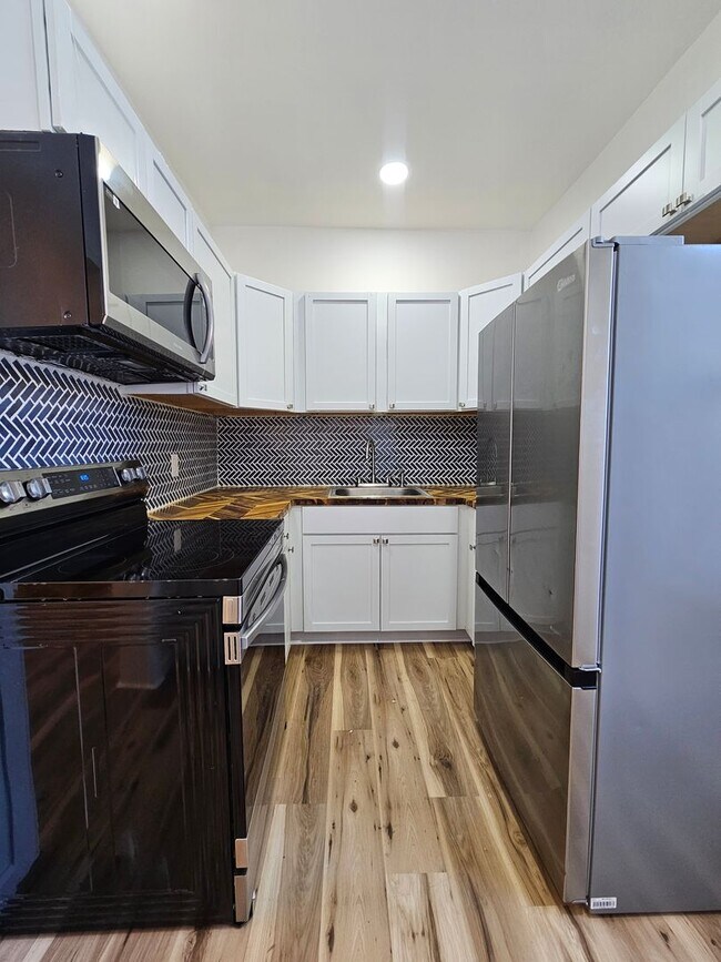 Building Photo - 921 W Poplar St