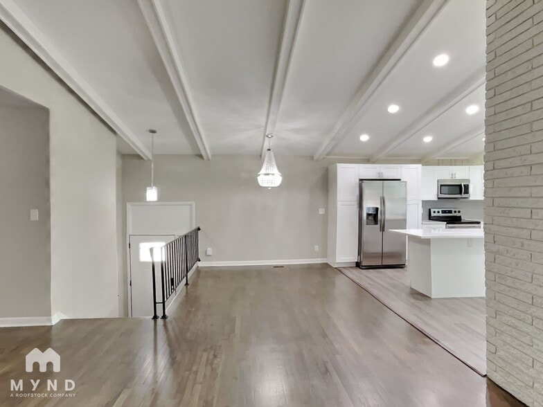 Building Photo - 1322 N Cliff Valley Way NE