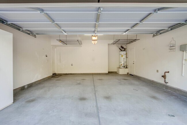 Building Photo - 1059 Vista Pointe Blvd