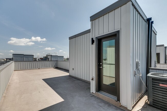 Building Photo - Northern Liberties Townhome with Parking