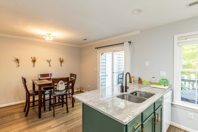 Building Photo - 1289 Clifden Green