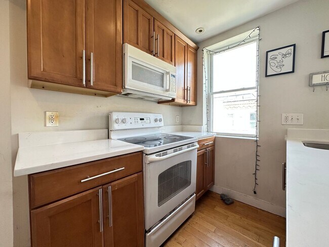 Building Photo - Really niceeee 4 bed in Mission Hill