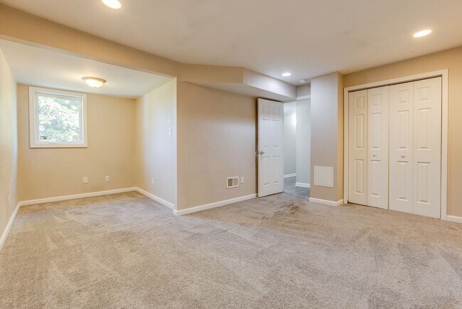 Building Photo - Available MAY 2026 - 2 Bedroom, 2 Bath Home w/ CRAZY City Views!