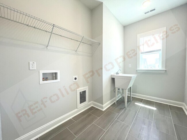 Building Photo - Gorgeous 4 Bedroom 3 Bath Home with Fiber ...