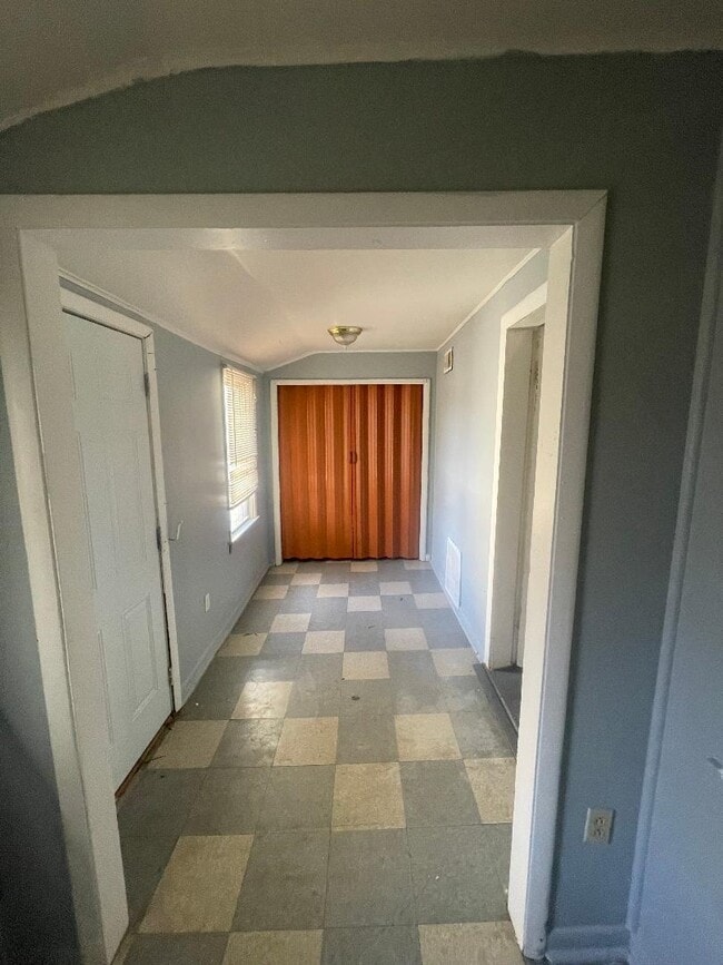 Building Photo - 8136 S Exchange Ave